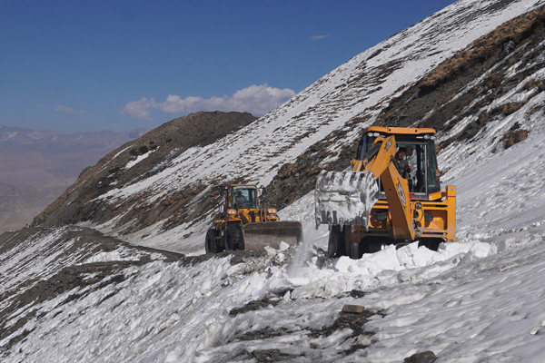 साङ्ता मतदान केन्द्र जाने सडकको हिउँ पन्छाइँदै
